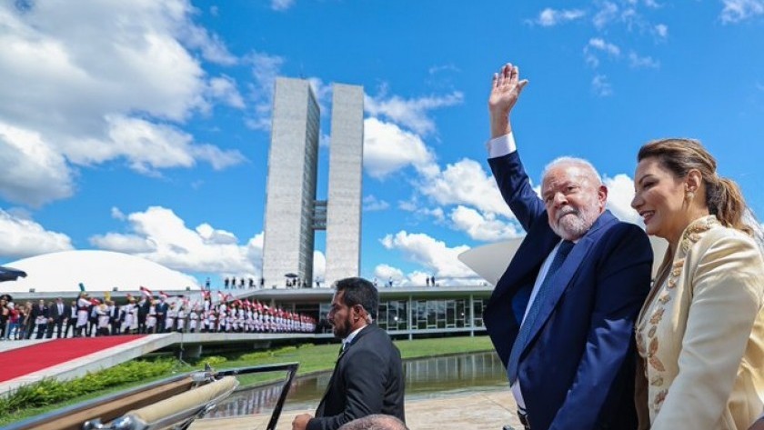 Lula asumió su tercer mandato: buscará imponer