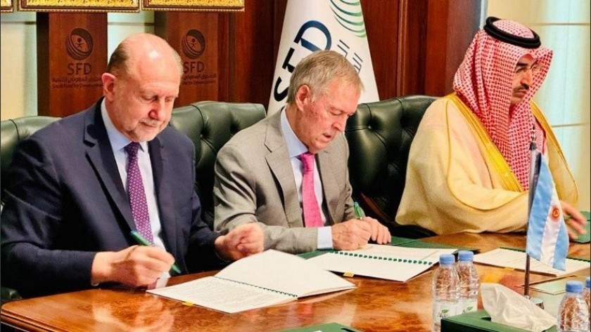Perotti y Schiaretti firmaron un préstamo con el Fondo Saudí para otro tramo del acueducto