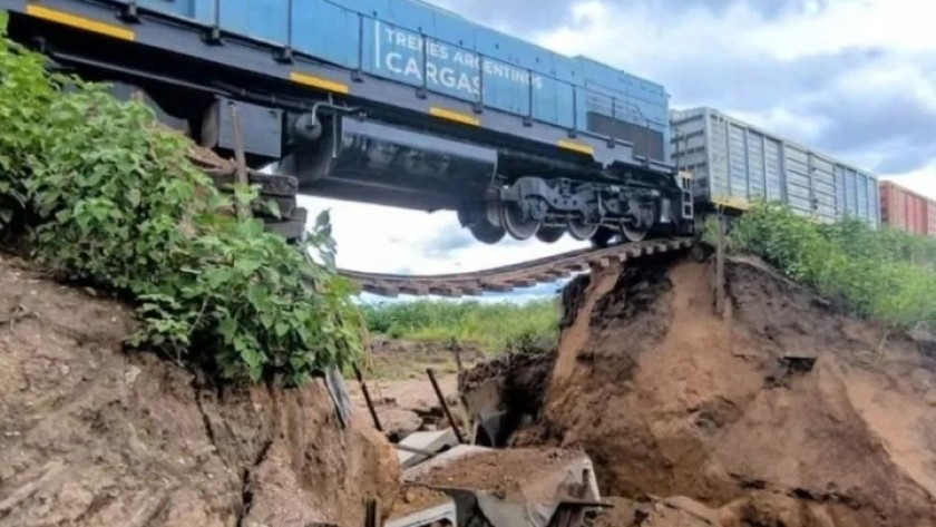 Salta: se rompió un puente y un tren quedó colgado en un precipicio