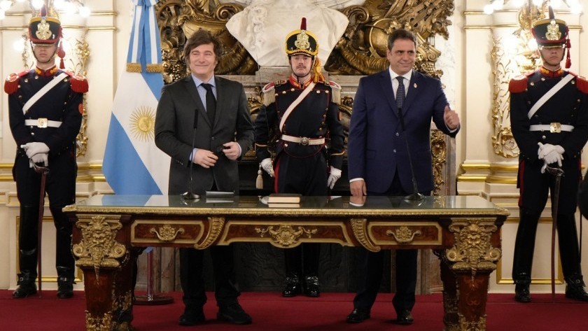 Javier Milei le tomó juramento a Lisandro Catalán, nuevo ministro del Interior