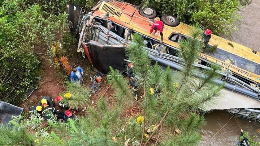 Tragedia en Misiones: un micro cayó a un arroyo y provocó al menos cinco muertes